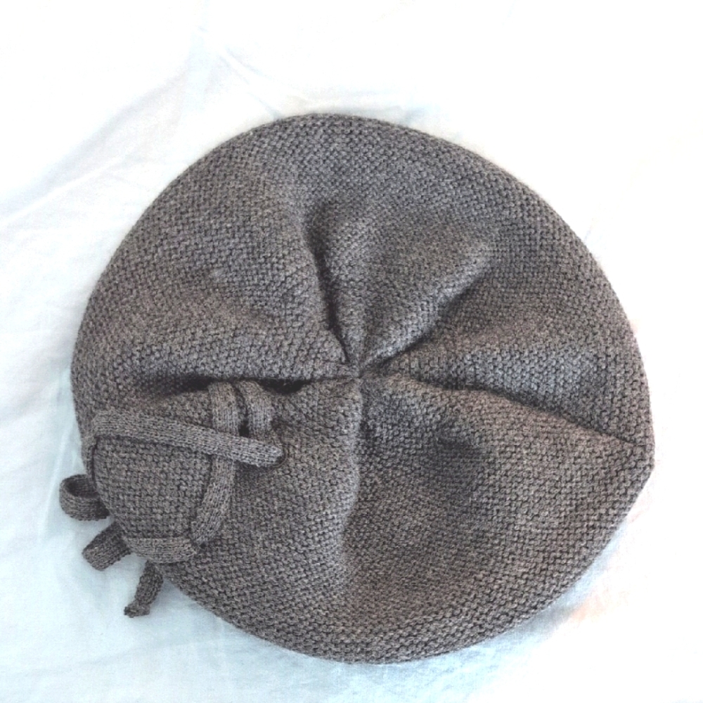 Stylish Gray Knit Beret